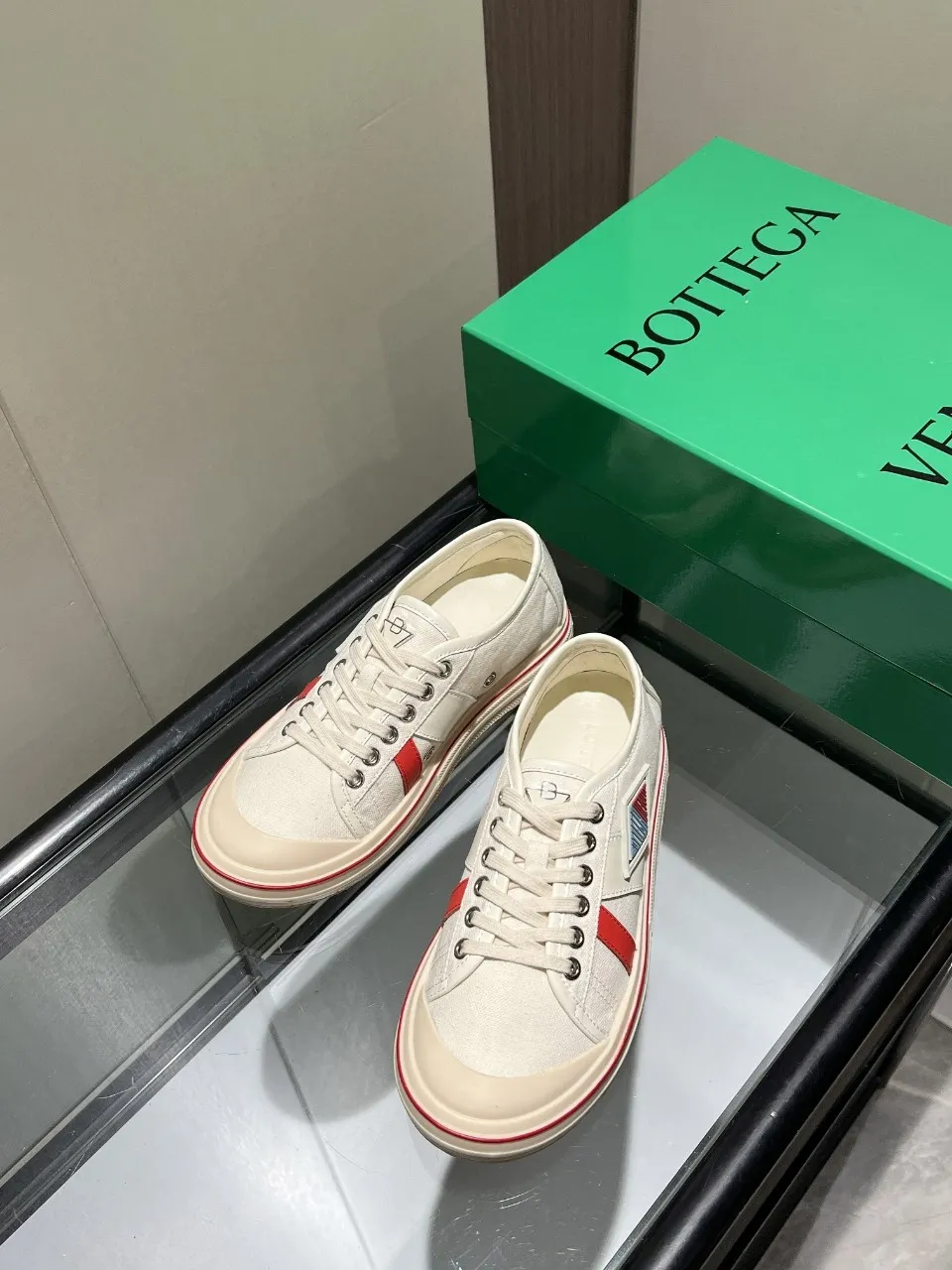 p518🐮🐮Bottega Veneta BV's latest Eliot series, retro basketball shoes, casual sports canvas shoes, become gods when they are launched! [Celebration] [Celebration] A 1:1 copy of the original version, [Fireworks] original material, [Fireworks] original color system, inspired by retro basketball sneakers, the color combination highlights youthful vitality, and perfectly interprets the theme of youth and childlike innocence. The details are also very particular. The summer canvas brings excellent durability and comfort. Designs such as calfskin trim, rubber toe caps and hand-painted retro red lines are full of retro feel. The round toe and convex sole add a modern feel and are suitable for various styles. Easily create a fashionable atmosphere. The upper foot is the focus...can be worn as a couple's shoes...each shoe has more taste and attitude! Fabric: Original customized high-density canvas + cowhide Lining: Original customized breathable canvas Insole: movable latex cowhide insole. Sole: original molded non-slip and wear-resistant TPU material. Sole thickness: 3cm. Size: women's size 35#-40#, men's size 39#-45#.